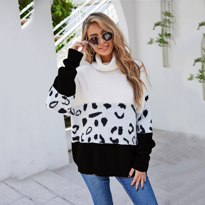 Kvinnes trendy koselige genser med høy krage og dyremønster Skjora