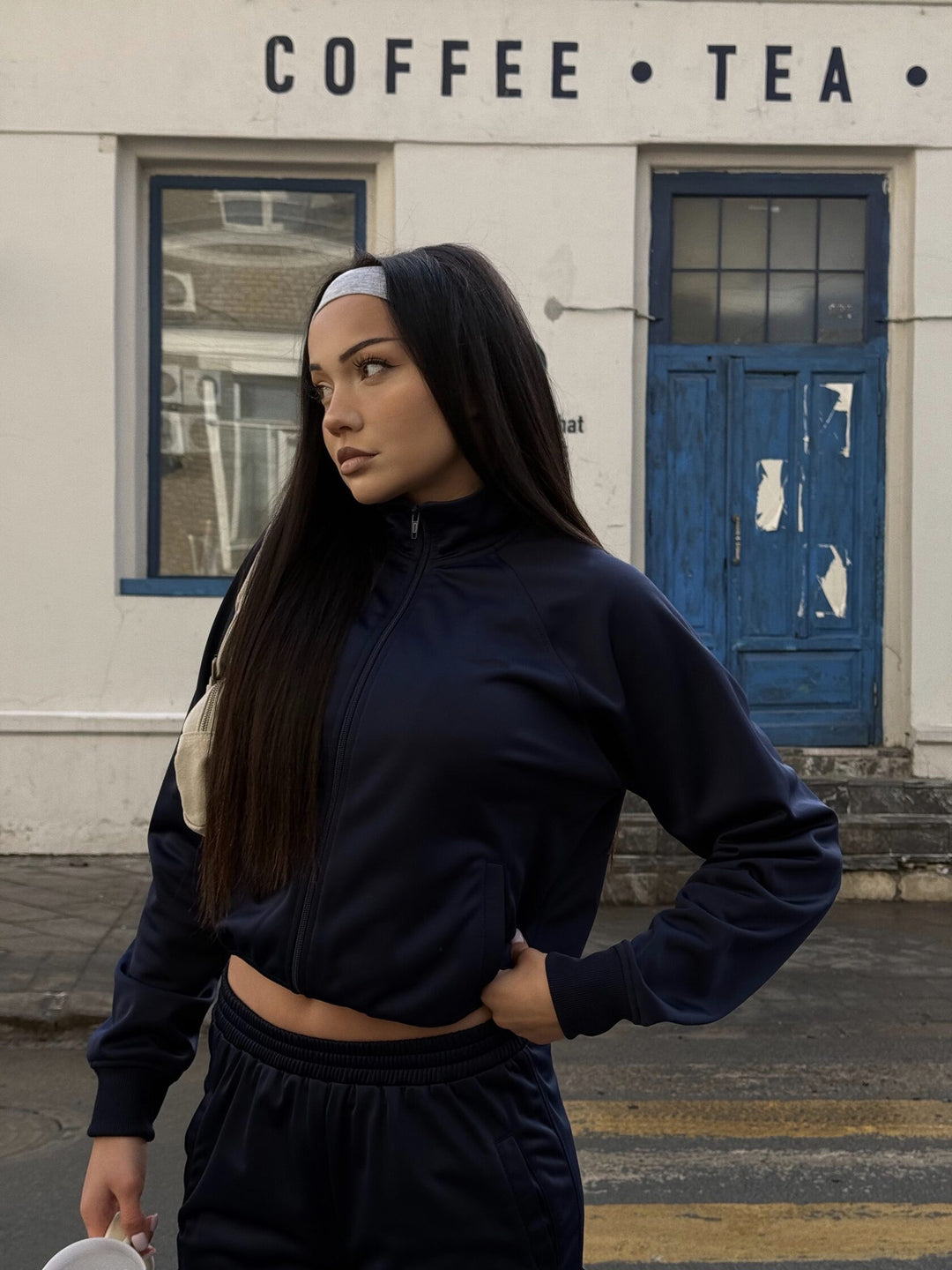 Kvinnelig sporty to-delt sett med cropped jakke og elastiske joggebukser Skjora