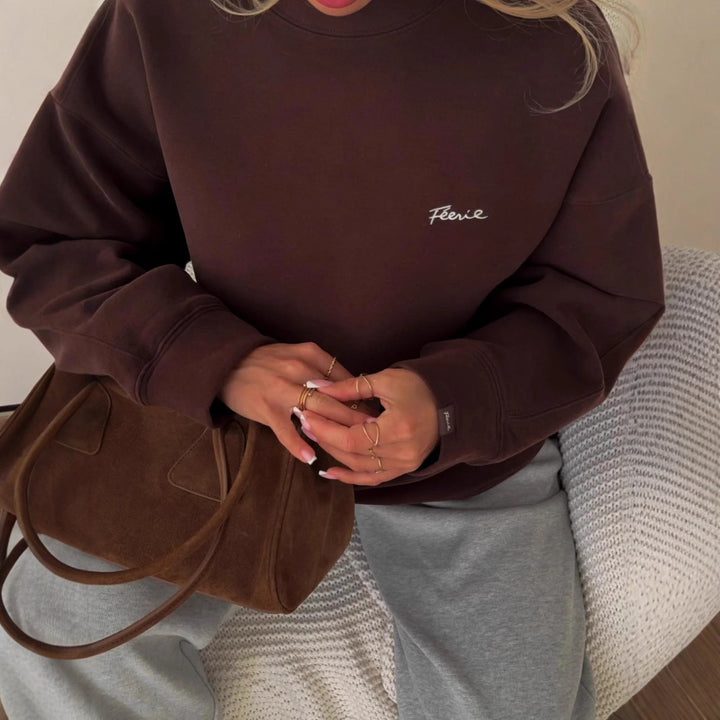 Dame uformell oversized genser med rund hals og diskret logo Skjora