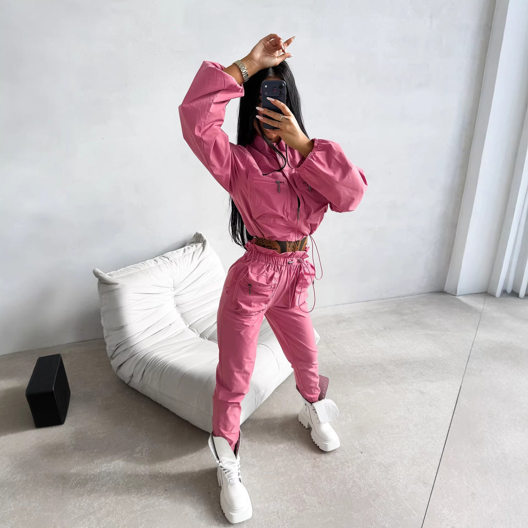Kvinnelig urban sport loungewear-sett med stilfullt croppet topp og elastiske bukser Skjora