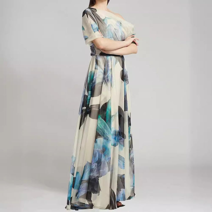 Kvinnelig elegant chiffon kjole med av-bare-skulder design og blomster mønster Skjora