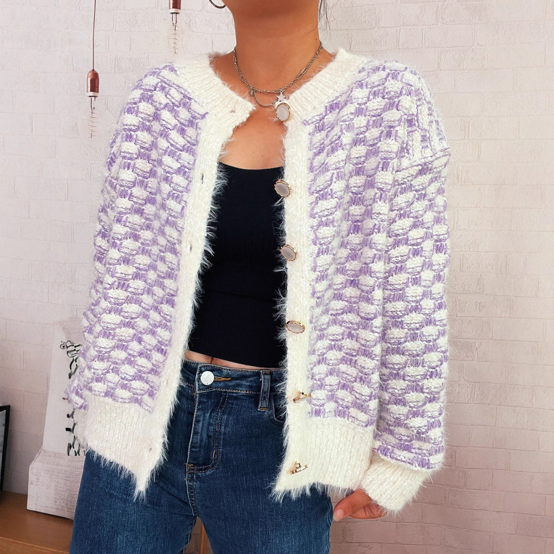 Kvinnelig fluffy cardigan med moteriktig knappedetaljstruktur og avslappet passform Skjora