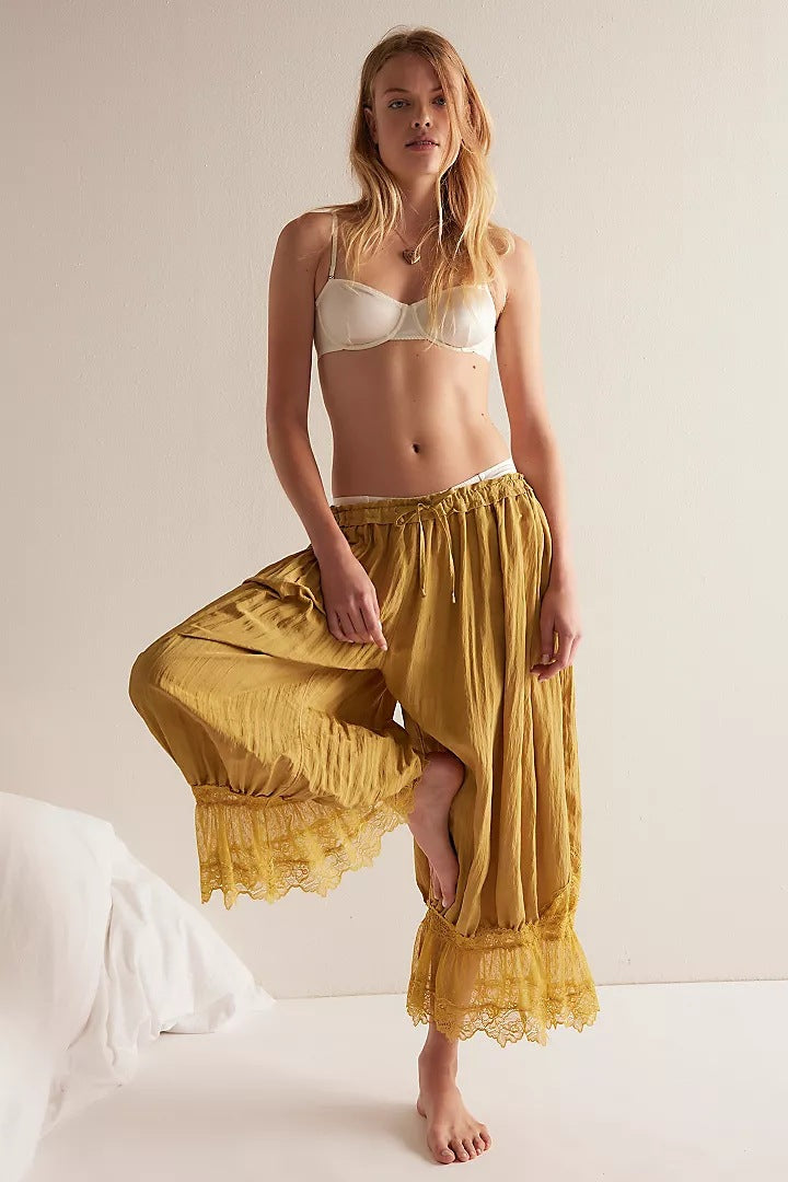 Damer luftig og elegant culotte med spiss dekorasjon Skjora