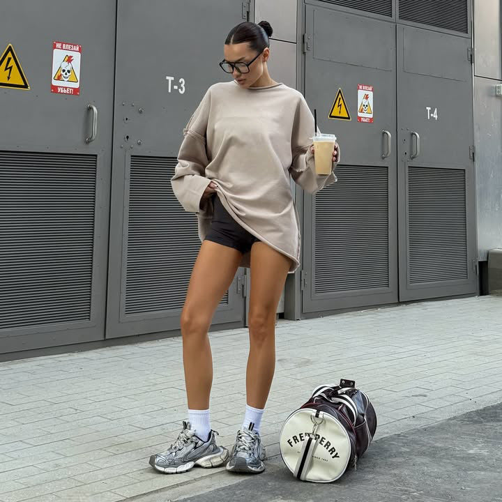 Kvinnenes oversized hettegenser med innovativt snitt og avslappede ermer Skjora