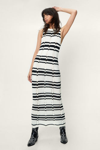 Dame Maxikjole laget av heklede stoffer med moderne stripemønster Skjora