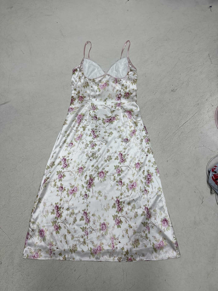 Dame nattskjorte i sateng med romantisk blomsterdesign og justerbare spagettistropper Skjora