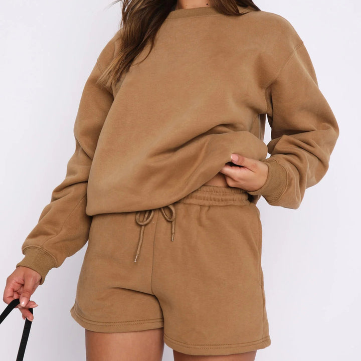 Kvinnenes avslappede sweat-sett med komfortabel topp med korte ermer og koselige shorts Skjora