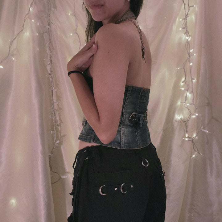 Dame Crop-Top i denim med dekorative knappdetaljer og dyp V-hals Skjora
