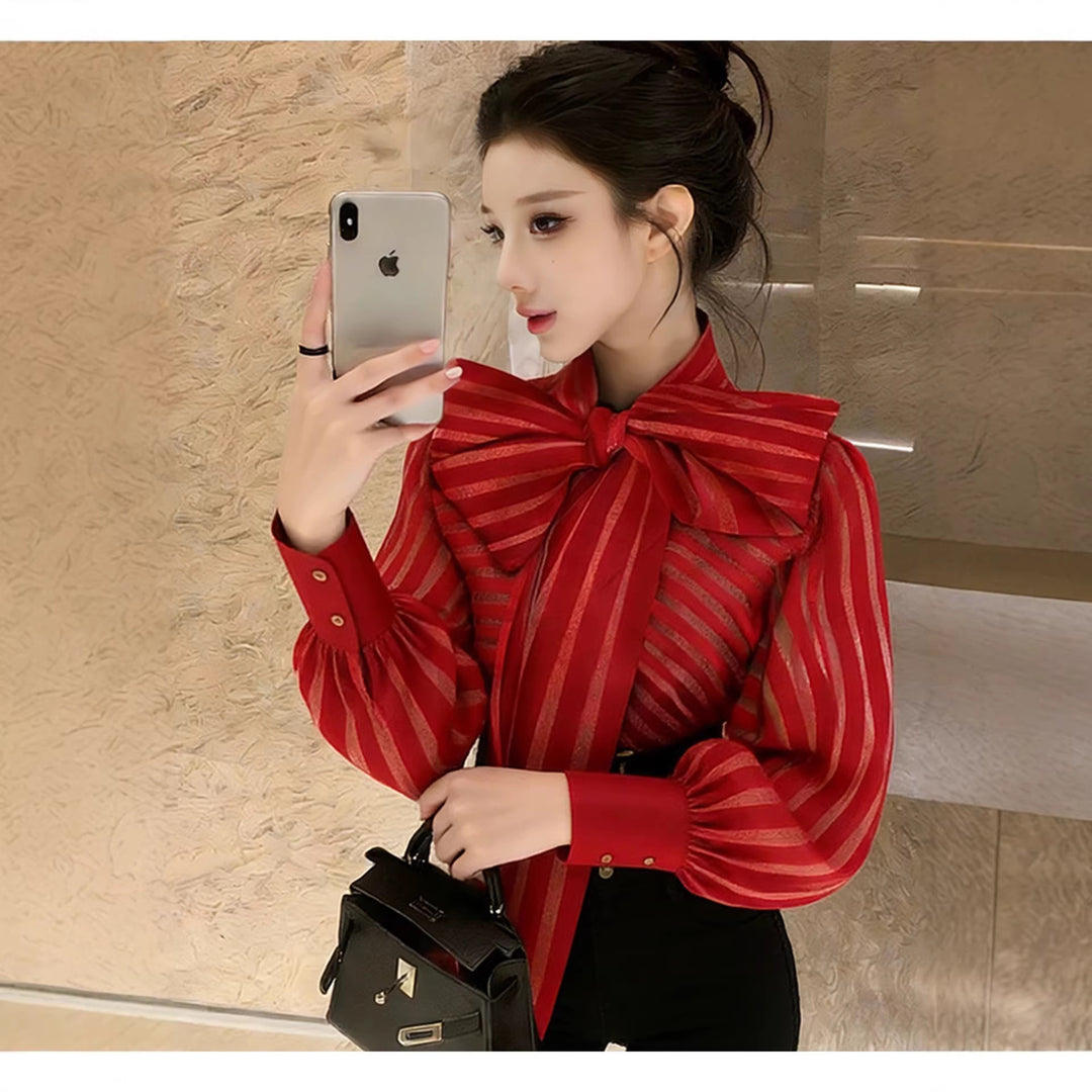 Damen Elegante Bluse mit voluminösem Schleifenkragen und trendigem Streifenmuster Skjora