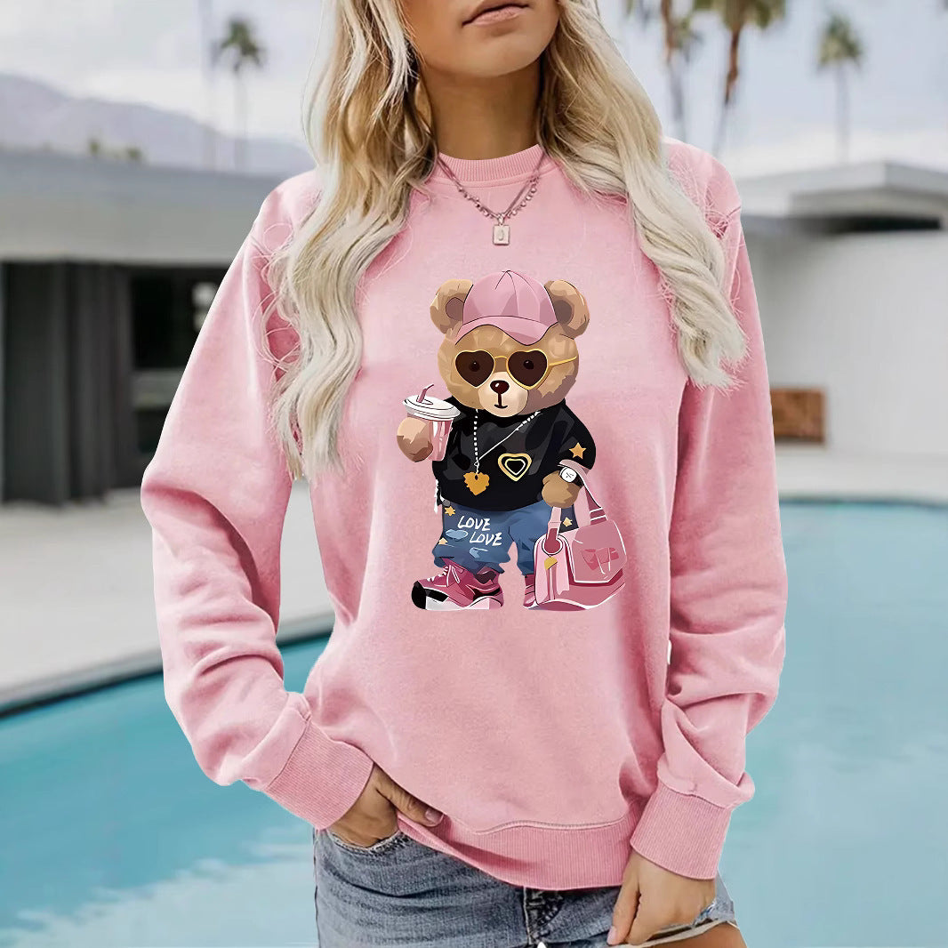 Kvinnegenser med unikt tegneserie-bjørn design og trendy tekst Skjora