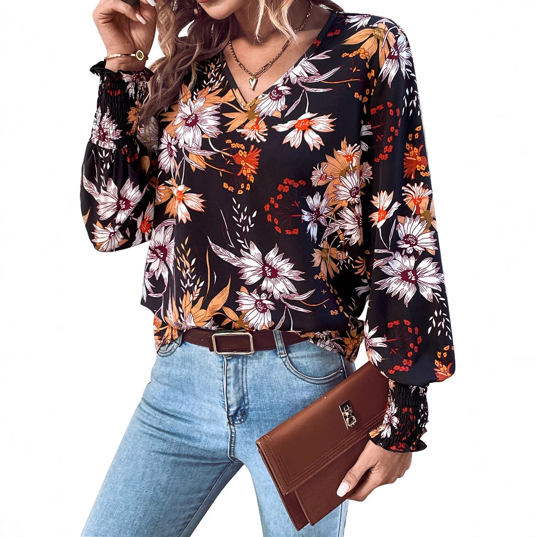 Damebluse med blomstermønster og elastiske volangedetaljer Skjora