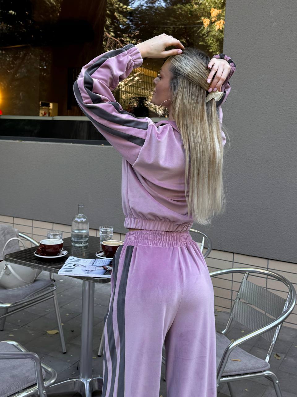 Kvinnesporty velour treningsdrakt med hevet krage og elastisk midje