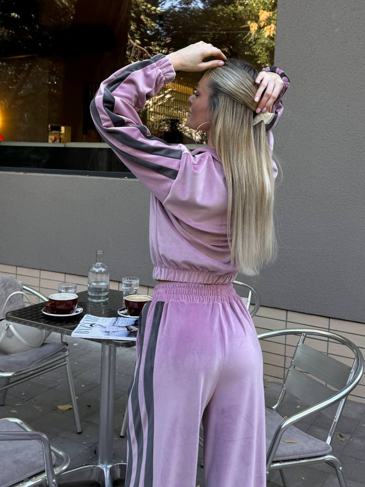 Kvinnesporty velour treningsdrakt med hevet krage og elastisk midje