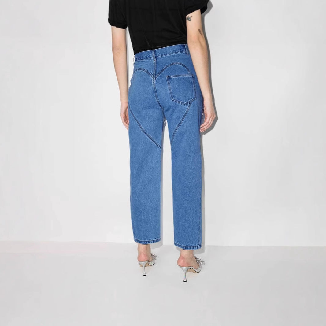 Damejeans med et ekstravagant utskårent design og glitrende utsmykninger