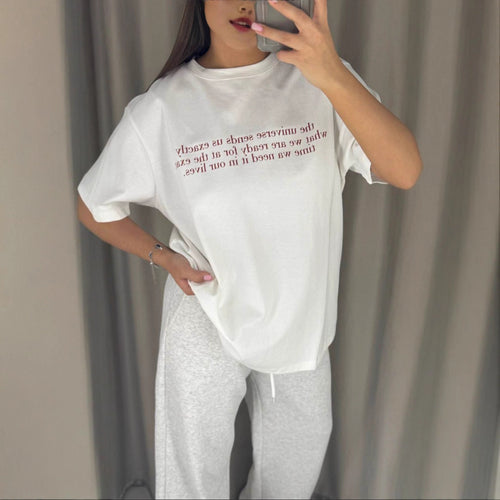 Kvinnens uformelle oversized T-skjorte med kreativt trykk Skjora
