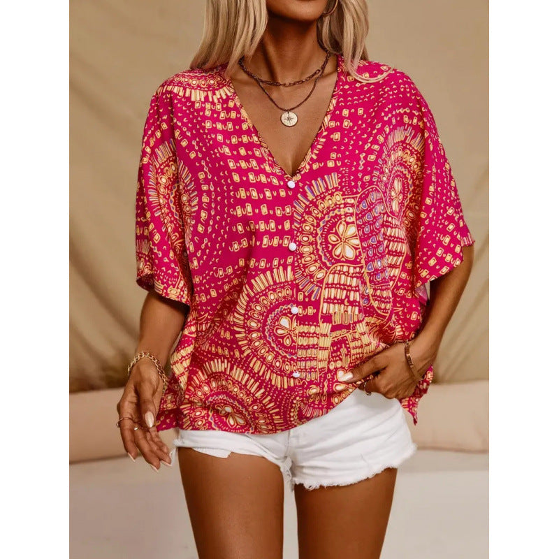Dame strandbluse i avslappet boho-stil med fargerike mønstre og voluminøse ermer Skjora