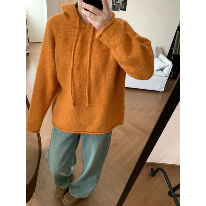 Dame koselig hettegenser laget av mykt fleece-materiale med kengurulomme Skjora