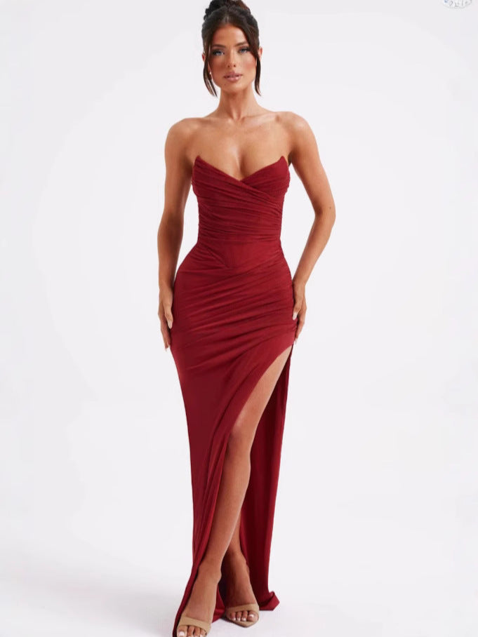 Kvinnens elegante maxi-kjole med smal passform og sexy splittdesign