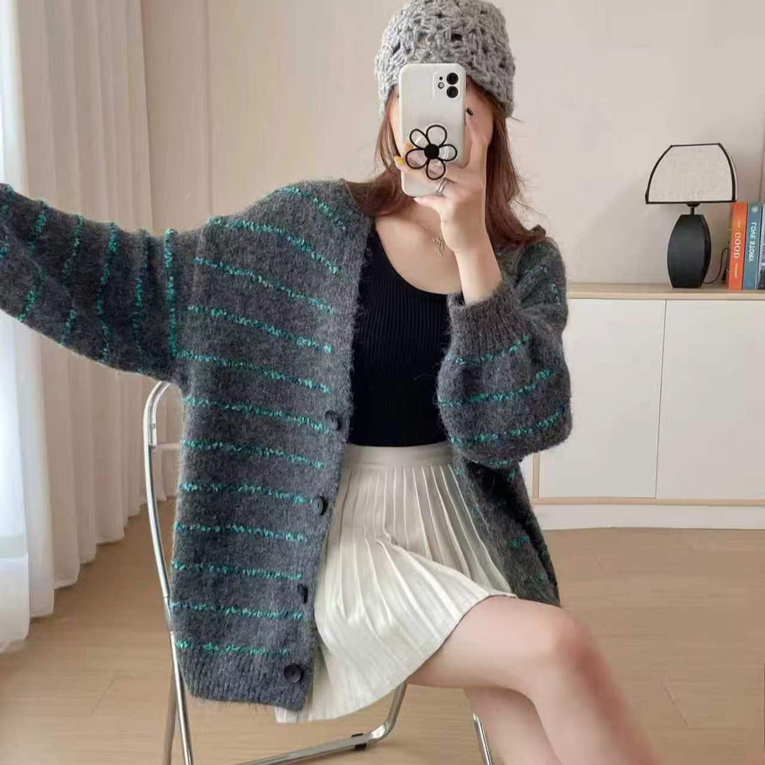 Kvinnens chunky strikket cardigan med fargede striper og moderne snitt Skjora
