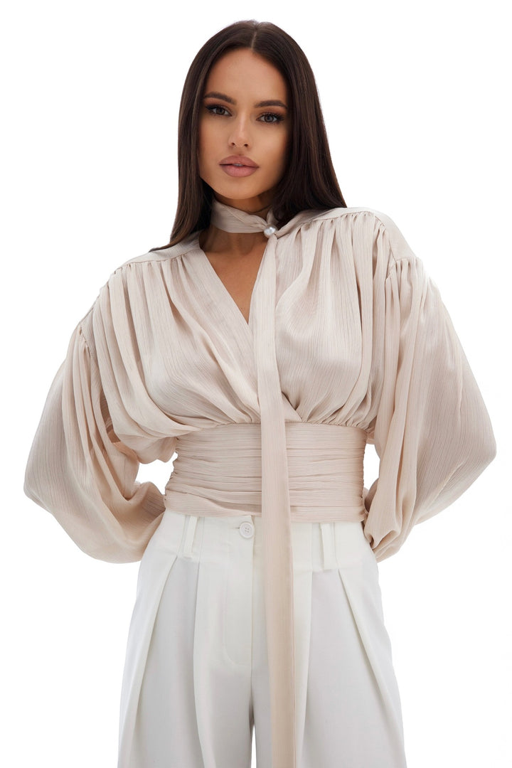 Kvinnebluse med voluminøse ermer og elegante perleknapper Skjora