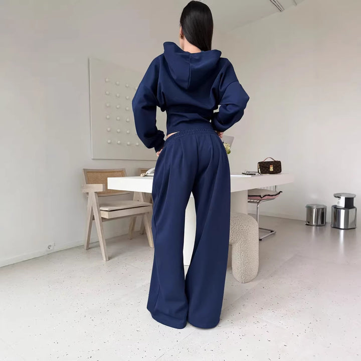 Kvinne avslappet cropped hettegenser og brede bukser i urban stil Skjora