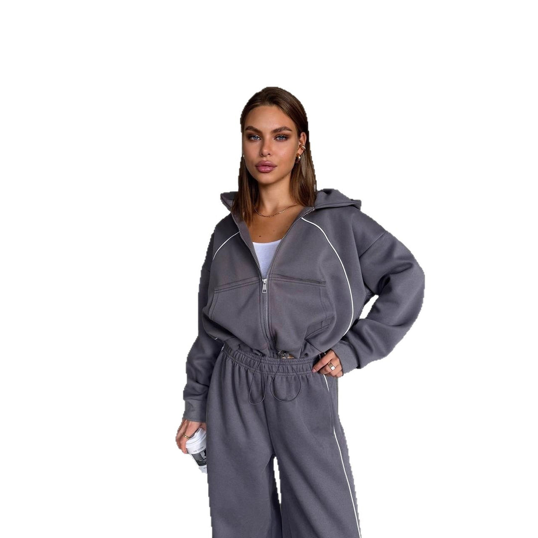 Kvinnesporty lounge sett med hettegenser og vide bukser Skjora