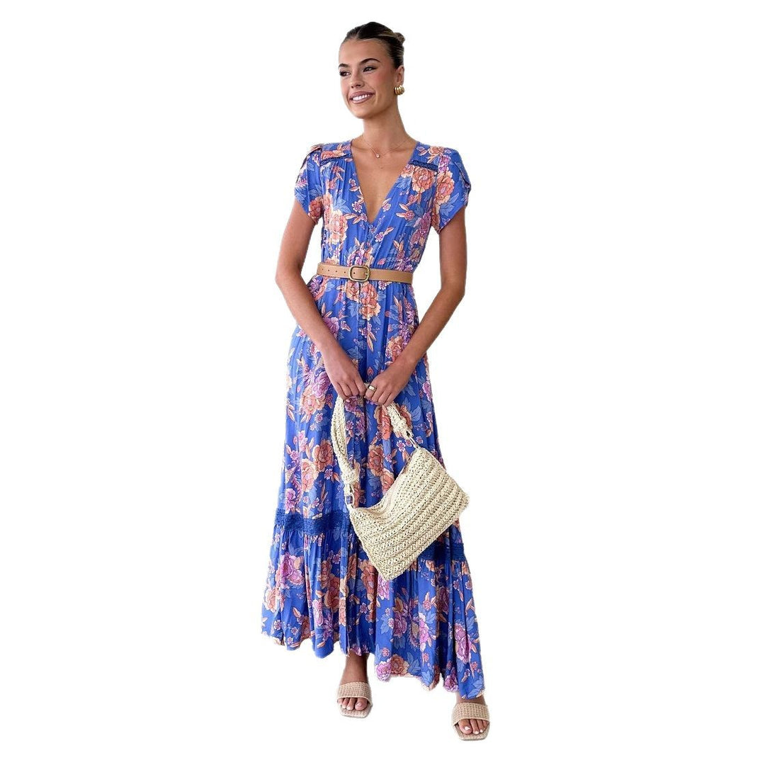 Kvinners maxikjole med elegant V-hals og feminine volangdetaljer
