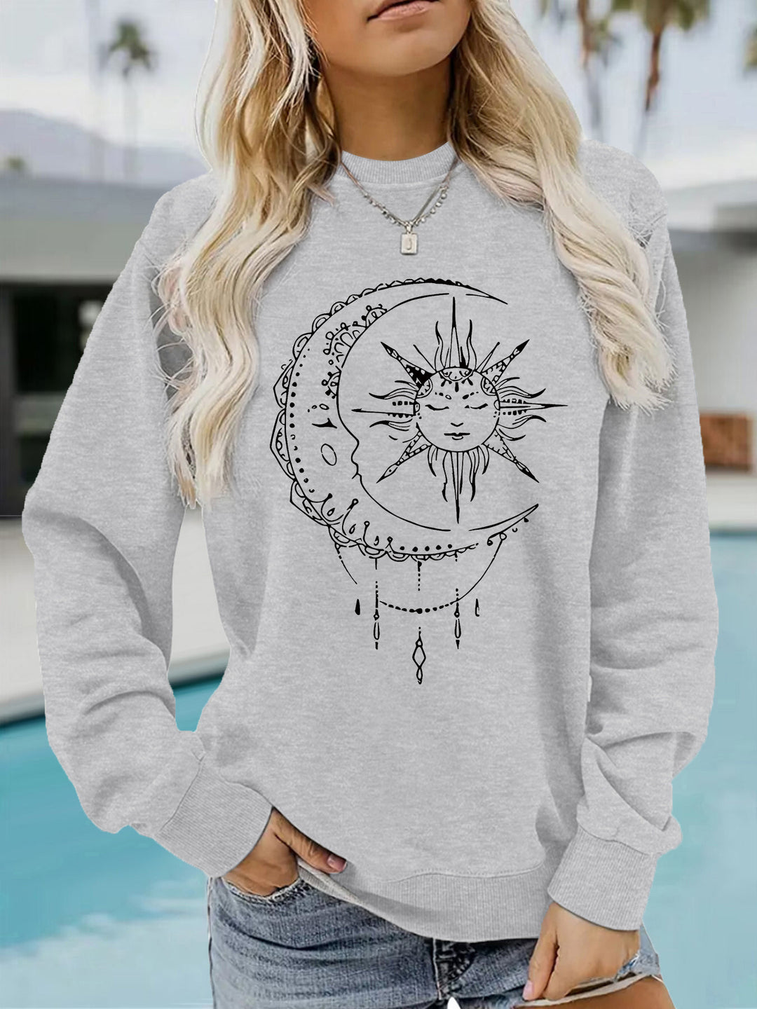 Dames sweatshirt med kunstnerisk sol- og måne-design Skjora