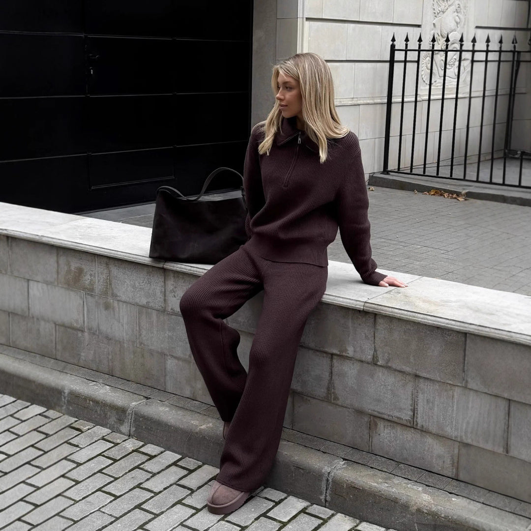 Kvinnelig strikket loungewear-sett med høy krage og løs passform Skjora