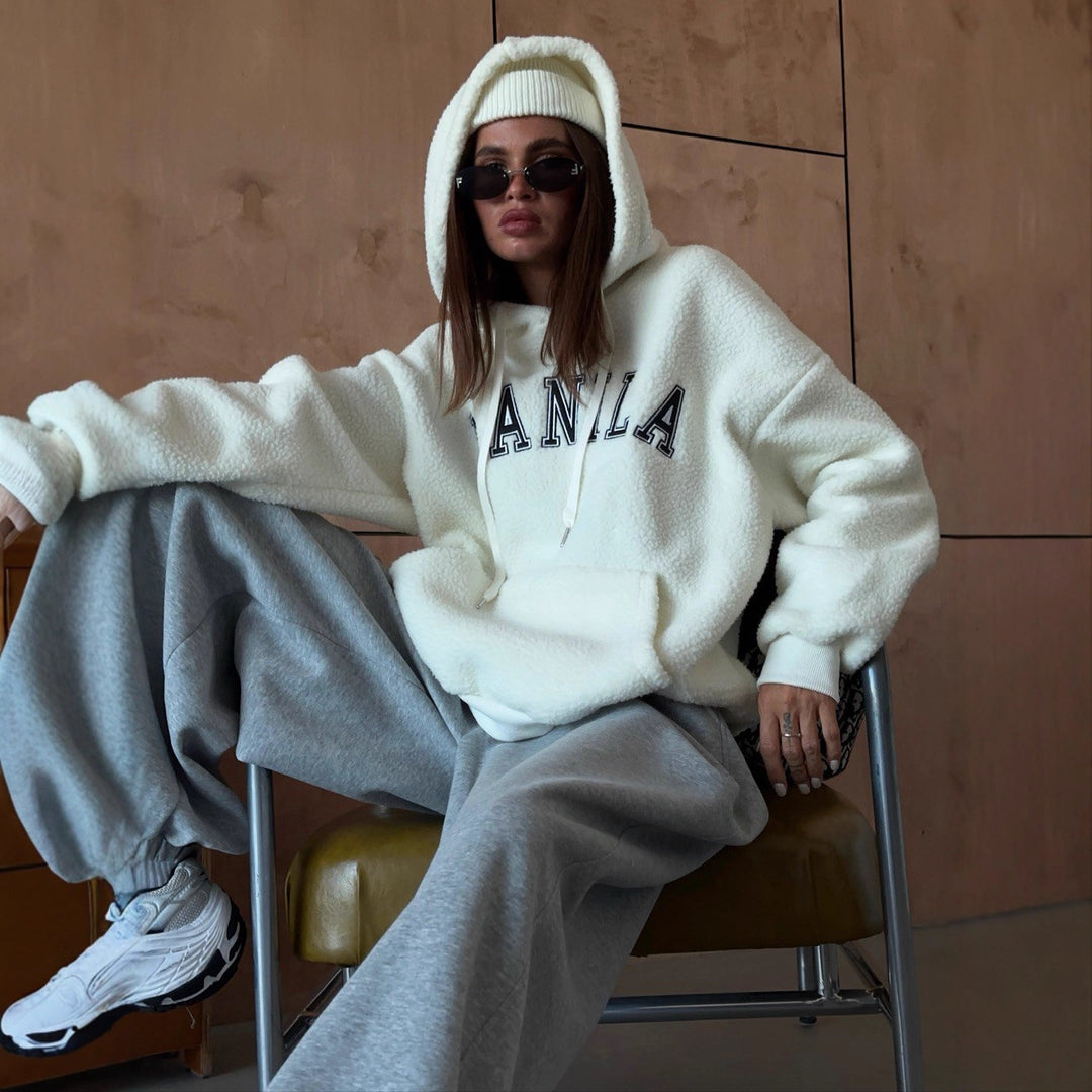 Kvinnes Oversized Fleece Hoodie med Brodert Logo Skjora