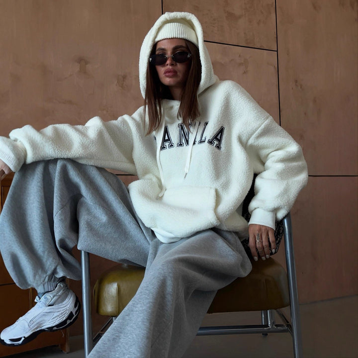 Kvinnes Oversized Fleece Hoodie med Brodert Logo Skjora