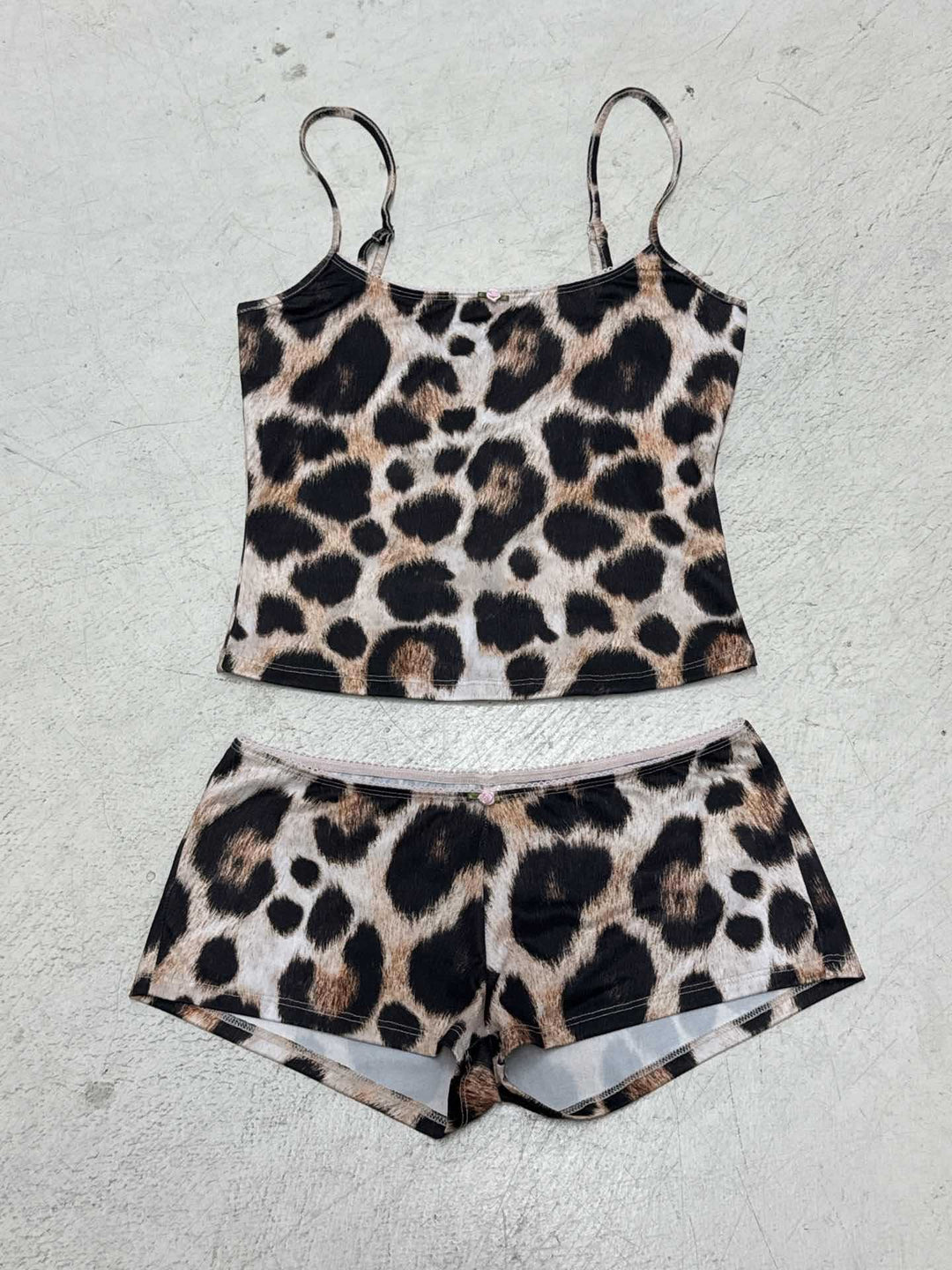 Damer bandeau-bikini-set med flounce shorts og stilmønster Skjora