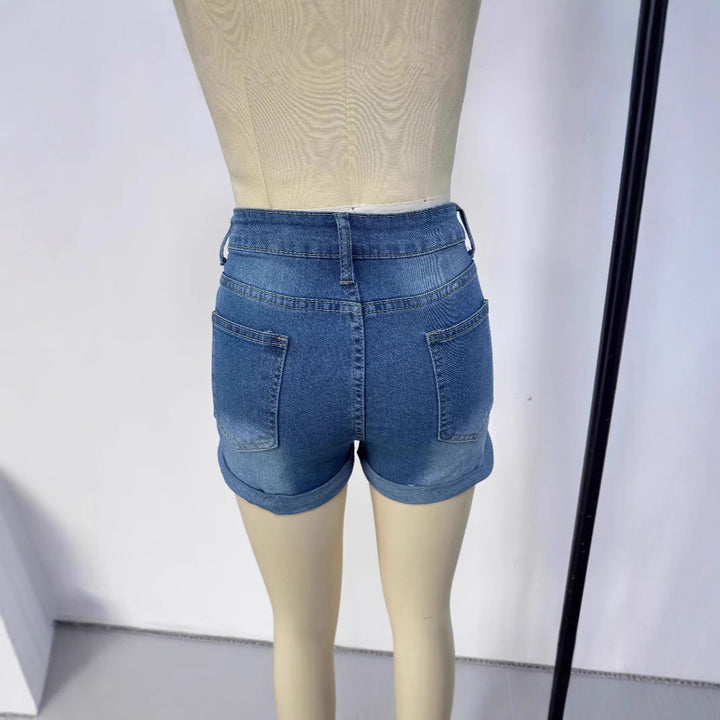 Dame korte Destroyed Denim-shorts i avslappet stil med oppbrettede sømmer og stilige rifte-detaljer Skjora