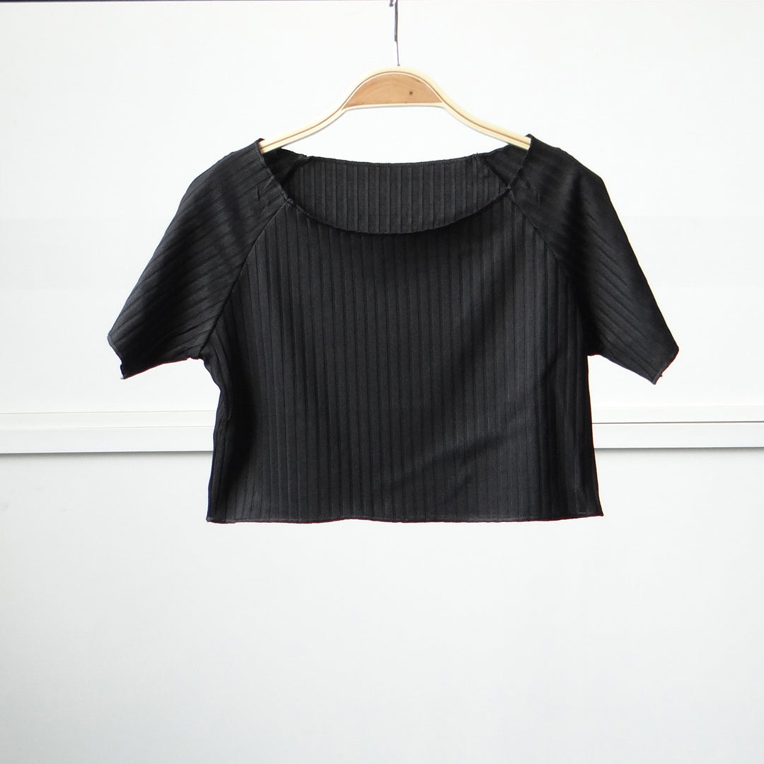 Dame moteriktig kortermet crop-top med stilfullt foldedesign Skjora