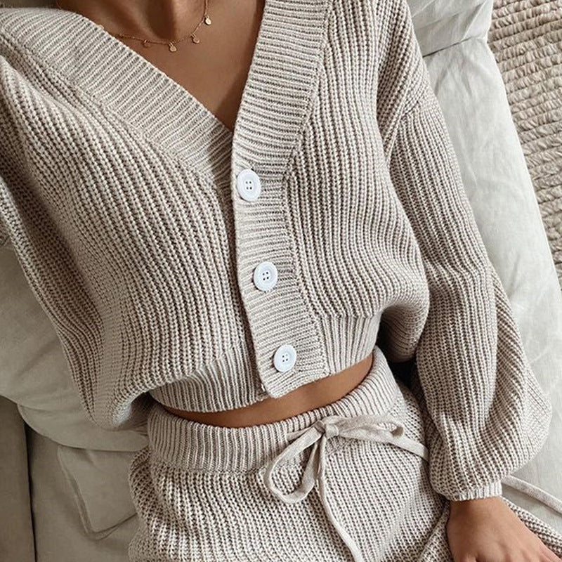 Kvinnens strikkede lounge sett med cropped topp og vide bukser Skjora