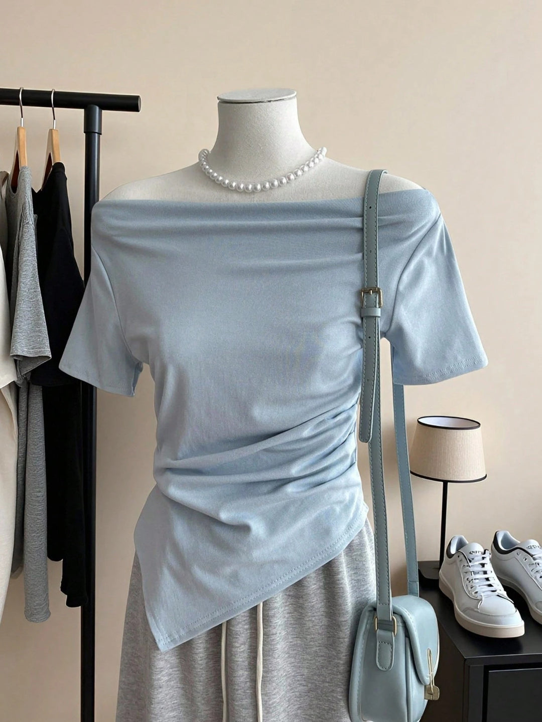 Damer Off-Shoulder T-skjorte med rynkework Skjora