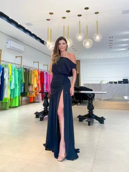Dame Langermet kjole med sidesliss og off-shoulder design Skjora