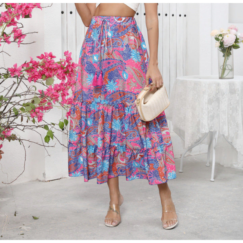 Dame midi-skjørt i leken boho-stil med fargerikt paisleymønster og voluminøst fall Skjora
