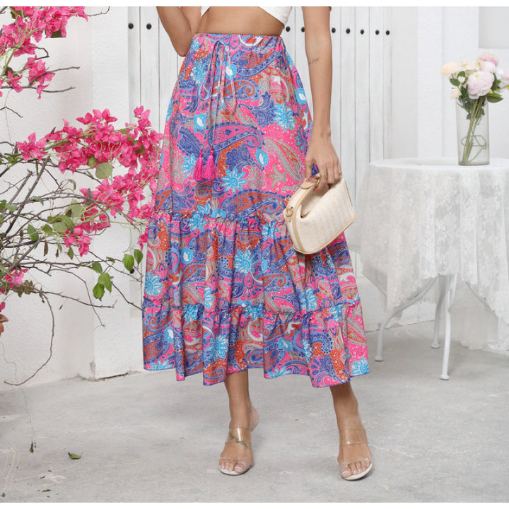 Dame midi-skjørt i leken boho-stil med fargerikt paisleymønster og voluminøst fall Skjora