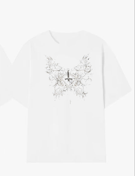 Damer T-skjorte med kunstnerisk sommerfugldesign og hjerteformet accent Skjora