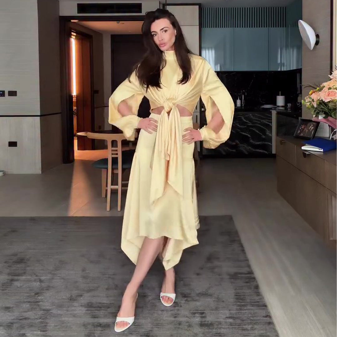 Kvinnes elegant omslagskjole med fashionable utskjæringsdetaljer og voluminøse ermer Skjora