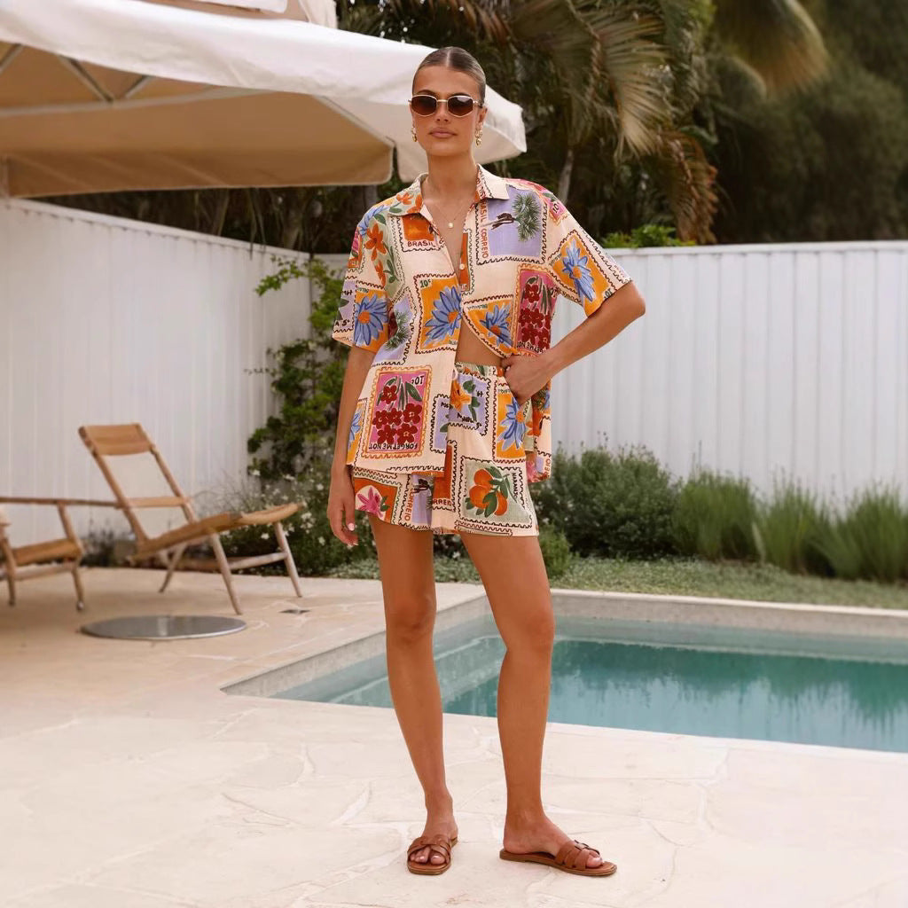 Kvinne kortermet skjorte med matchende shorts i blomstermønster Skjora