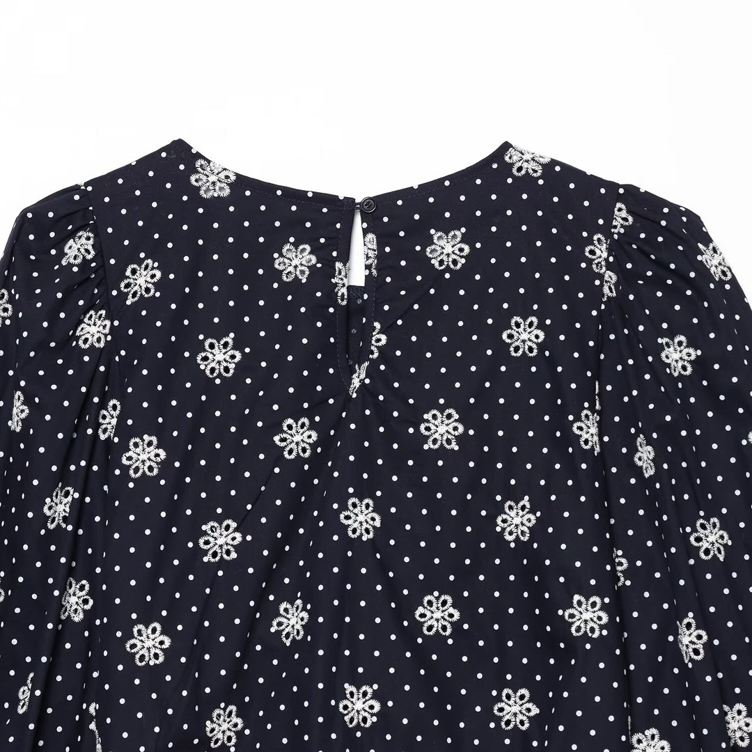 Damebluse med fine spiss- og volangdetaljer Skjora