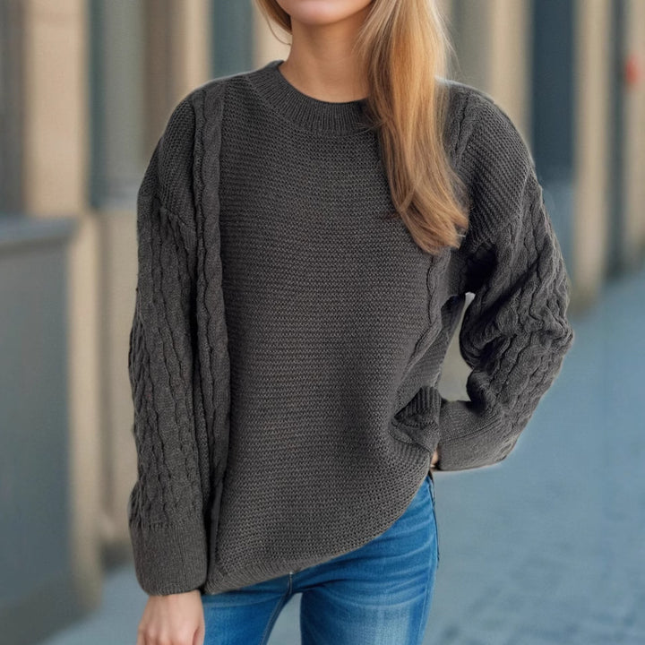 Kvinne chunky strikkegenser med kabeldesign og voluminøse ermer Skjora