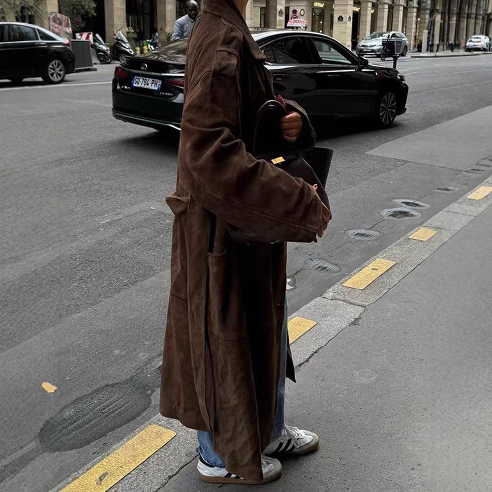 Kvinnes Elegant Suede Trench Coat med Praktiske Lommer og Livbelte Skjora