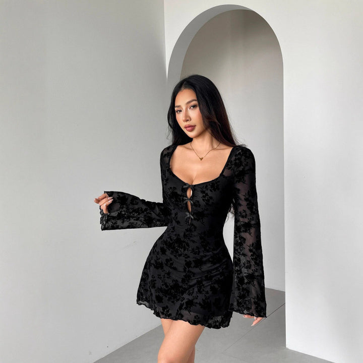 Dame Mini-kjole med floral broderidesign og gjennomsiktige ermer Skjora