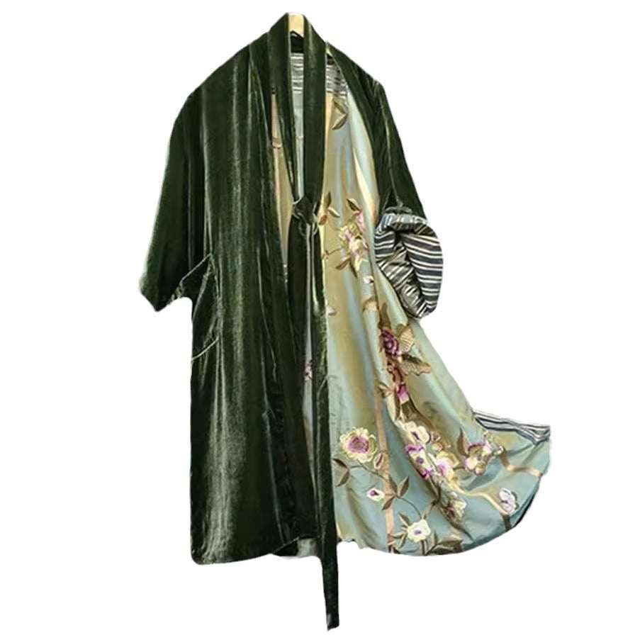 Kvinnes luksuriøse kimono med blomstermønster og silkeaktig fôr Skjora
