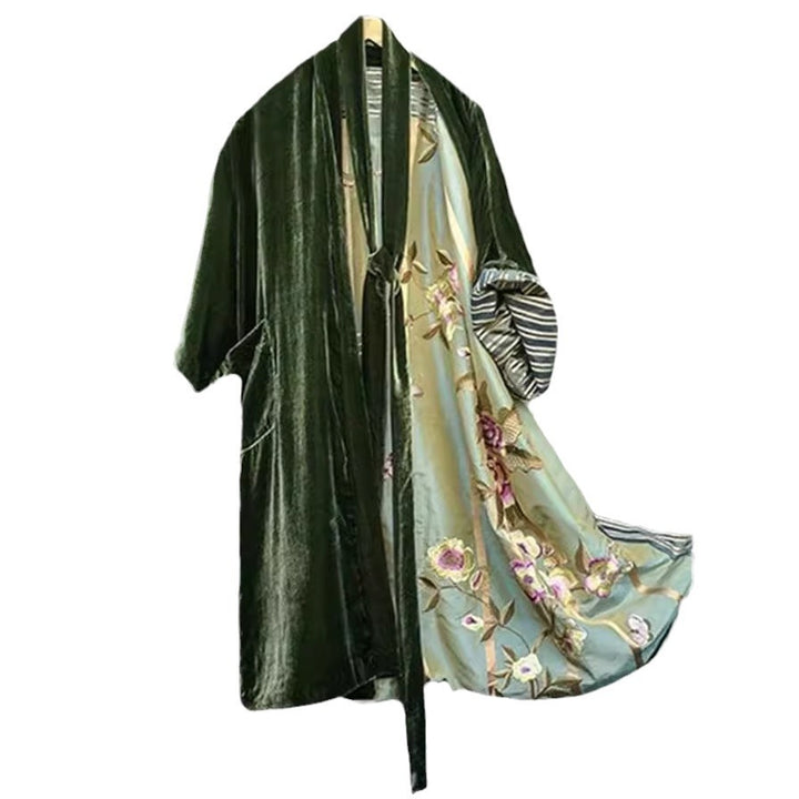 Kvinnes luksuriøse kimono med blomstermønster og silkeaktig fôr Skjora