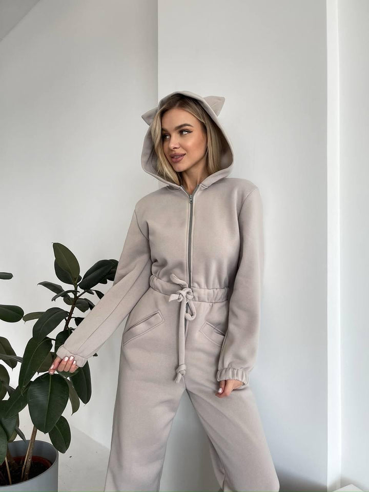 Kvinnenes koselige fleece jumpsuit med hette og søte ører Skjora