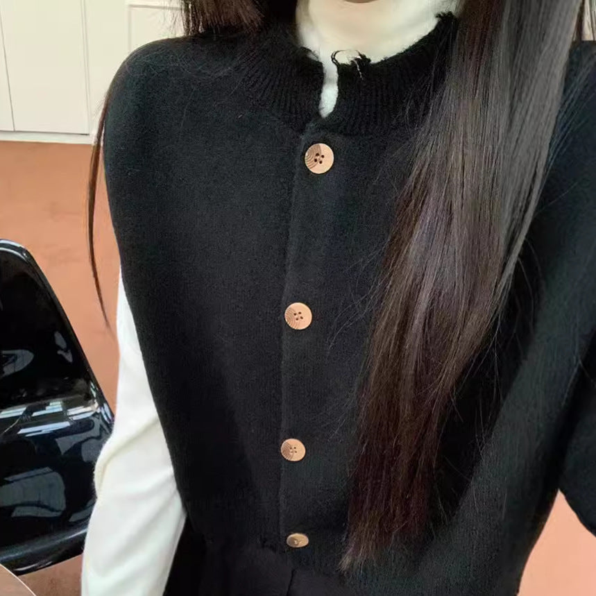 Kvinne cropped cardigan med splittet kant og detaljer med treknotter Skjora